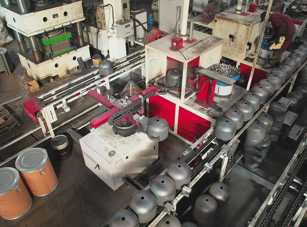 Universal Manipulator for LPG Cylinder Production Line